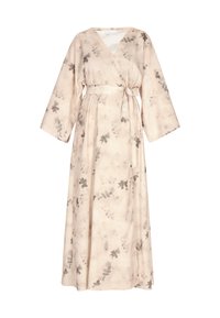 Rochie lungă, în stil împăturit, dintr-un material bej deschis, moale, cu un model floral în acuarelă, în nuanțe de gri. Dispune de mâneci largi și o curea asortată.