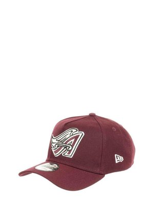 Maroon baseball cap with a curved brim, featuring an embroidered logo in gray and white. Made from a textured fabric with stitched details.