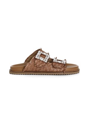 Brune vævet slide sandal har to store firkantede-juvel-buckles på stropperne, en glat brun sål og et tekstureret overmateriale.