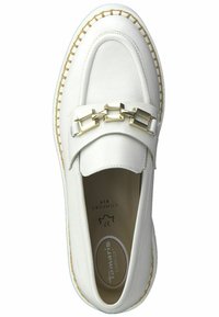 Hvide læder loafers med en guldkæde accent, rund tå og beige syninger langs sålen. Indvendigt mærket med størrelse og brand.