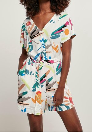 Biały bawełniany kombinezon z dekoltem w serek, krótkimi rękawami i przewiązanym w talii. Zdobiony żywymi, abstrakcyjnymi wzorami kwiatowymi w kolorach niebieskim, różowym, zielonym i pomarańczowym.