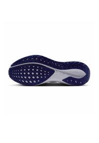 Semelle de chaussure en caoutchouc violet avec une surface texturée et imprimée, accompagnée d'un intercalaire blanc et d'un logo en relief près du talon.
