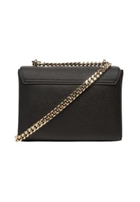 Borsa a mano nera in ecopelle con forma rettangolare, dotata di una tracolla in catena dorata e una superficie texturizzata. Design minimalista senza loghi visibili.