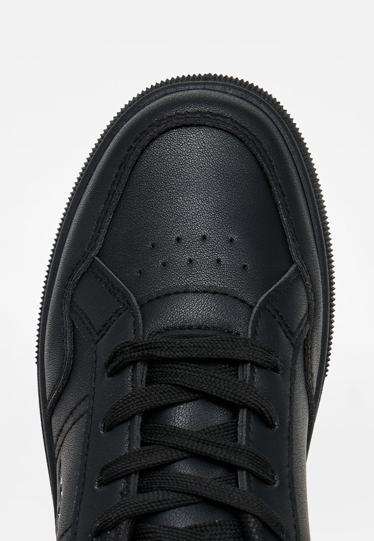 Sneaker low