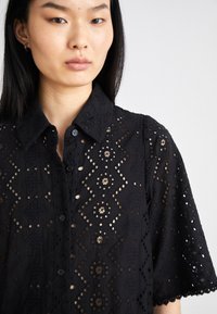 Cras LACYCRAS DRESS - Rochie tip cămașă - black