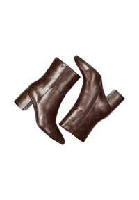 Botas de cuero marrón hasta el tobillo con puntera puntiaguda y tacón cuadrado, con cierre lateral y una textura suave, vistas desde arriba.