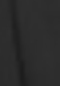 Schwarzer Stoff mit einer glatten, matten Textur, die subtile Farbvariationen und ein schwaches, einheitliches Muster auf der Oberfläche aufweist.