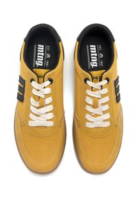 Gelbe Sneakers aus strukturiertem Stoff mit Wildlederakzenten. Mit schwarzen Logodetails, weißen Schnürsenkeln und einer Gummisohle.