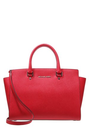 Rode Michael Kors leren handtas met dubbele bovenhandvatten en een afneembare schouderriem op een witte achtergrond.