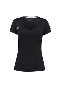 Camiseta deportiva negra hecha de tejido suave, con escote redondeado, mangas cortas y acentos de logo blanco en los hombros.
