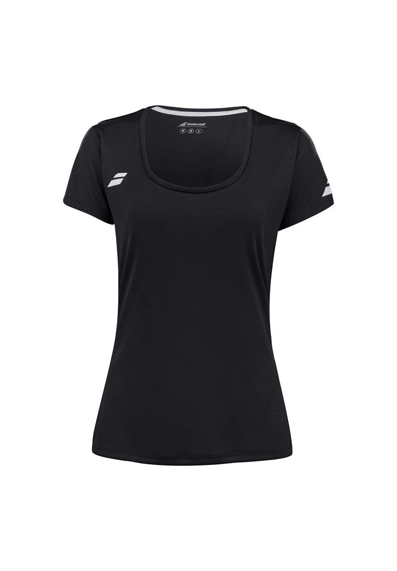 Camiseta deportiva negra hecha de tejido suave, con escote redondeado, mangas cortas y acentos de logo blanco en los hombros.