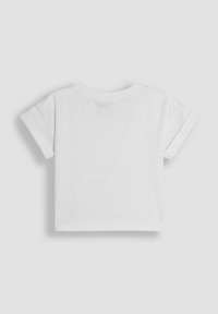 Witte katoenen T-shirt met korte mouwen, een ronde hals en opgerolde manchetten. De achterkant heeft een gladde, onversierde stof zonder patronen of labels.