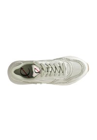 Scarpa sportiva grigia chiara realizzata in materiali scamosciati e in tessuto, caratterizzata da accenti cuciti, punta rotonda, lacci rotondi e suola texturizzata.