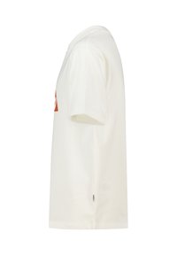 Valkoinen puuvillapaita, jossa on lyhyet hihat ja punainen logo ylävasemmalla. Kangas näyttää sileältä, ja siinä on klassinen pyöreä kaula-aukko.