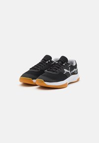 Pantofi sport negri cu un superior din plasă, accente și logo alb, talpă din cauciuc portocalie, având un vârf rotunjit și un sistem de șireturi.