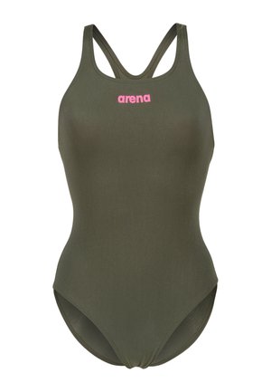 Maillot de bain vert olive à finition lisse, avec un logo rose sur la poitrine et un design à double bretelle pour le maintien. Ouvertures de jambes échancrées.