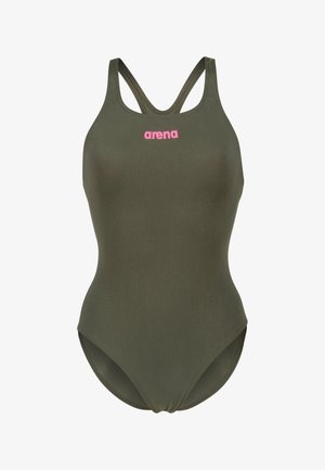 Maillot de bain vert olive à finition lisse, avec un logo rose sur la poitrine et un design à double bretelle pour le maintien. Ouvertures de jambes échancrées.