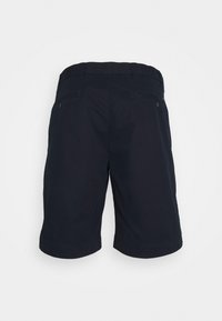 Shorts da uomo blu navy con taglio dritto, due tasche posteriori e orlo cucito. Realizzati in tessuto misto cotone. Nessun motivo o accento visibile.