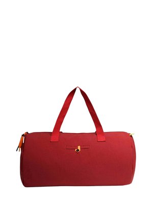 Sac de sport cylindrique rouge avec deux poignées en tissu rouge, une petite poche avant avec un bouton décoratif et un curseur de fermeture éclair noir et orange.