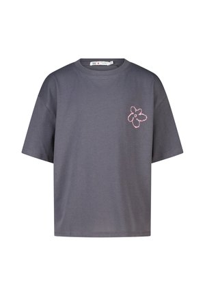 Donkergrijs T-shirt met korte mouwen, ronde hals en klein roze bloemontwerp met omlijning op de linkerborst.