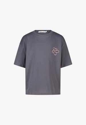 Donkergrijs T-shirt met korte mouwen, ronde hals en klein roze bloemontwerp met omlijning op de linkerborst.