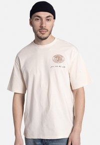 Redefined Rebel WILLIAM TEE BOXY FIT GOTS - Printtipaita - white smoke