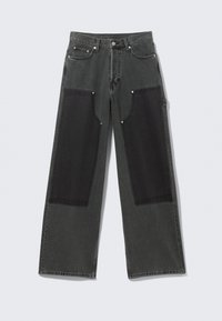 Φαρδιά σκουρόχρωμα γκρι τζιν με αντίθετα μαύρα μπαλώματα στο μπροστινό μέρος. Διαθέτουν κλασικές τσέπες και μεταλλικά κουμπιά. Υλικό τζιν.