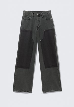 Weit geschnittene, dunkelgraue Jeans mit kontrastierenden schwarzen Aufnähern auf der Vorderseite. Verfügt über klassische Taschen und metallische Knopfakzente. Denim-Material.