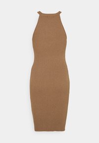 Robe en maille côtelée marron avec un col montant, coupe ajustée et sans manches, présentant une texture lisse et une longueur mi-mollet.