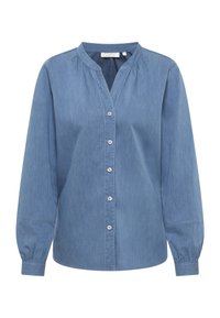 Lyseblå skjorte med knaplukning lavet af denim; har en V-hals, lange ærmer med rynkede manchetter og hvide knapper foran.