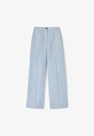Jasnoniebieskie spodnie o szerokich nogawkach z wysokim stanem, z zapinaniem na guziki z przodu i subtelną fakturą, przedstawione na białym tle.