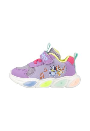 Zapatilla morada con materiales de malla y sintéticos, cuenta con una correa de velcro, acentos coloridos, notas musicales y suela que se ilumina.