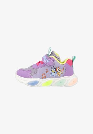 Zapatilla morada con materiales de malla y sintéticos, cuenta con una correa de velcro, acentos coloridos, notas musicales y suela que se ilumina.