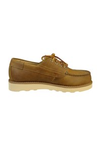 Scarpa in pelle marrone con finitura liscia, punta arrotondata e suola in gomma chiara a contrasto. Presenta occhielli in metallo e lacci.