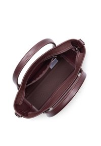 Borsa a tracolla in pelle marrone scuro con una superficie liscia, chiusura a zip e doppi manici. L'interno presenta una fodera texturizzata e scomparti per riporre gli oggetti.