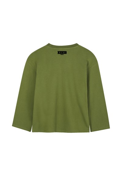 T-shirt en coton à manches longues vert olive. Doté d'un col rond et d'une couture aux épaules. Logo imprimé sur la partie supérieure du dos.