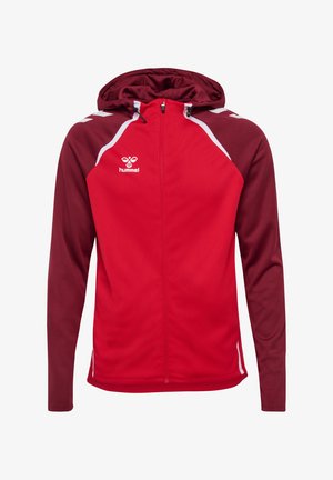 Rote Kapuzenjacke mit Reißverschluss; ausgestattet mit weißen Akzenten, einem Logo auf der Brust und kontrastierenden dunkelroten Ärmeln; aus strukturiertem Stoff gefertigt.