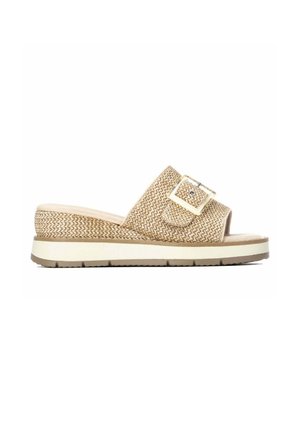 Sandalia deslizante tejida beige con una hebilla grande en la correa y una suela gruesa blanca y marrón.