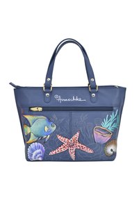 Marineblaue Handtasche mit zwei Griffen, verziert mit bunten Fischen, einem Seestern und Muschel-Motiven. Hergestellt aus glattem Material mit einem Reißverschlussfach.