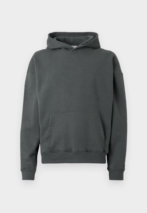 Hoodie w ciemnoszarym materiale, z kieszenią z przodu, ściągaczami przy mankietach i u dołu, o luźnym kroju i miękkiej teksturze.