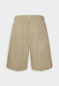 Beige šortky s elastickým pasem, bočními kapsami a hladkým materiálem. Design je jednoduchý a nezdobený, bez vzorů nebo potisků.