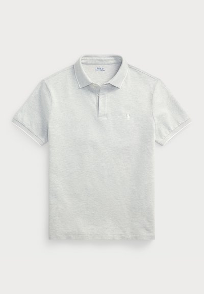 Polo gris clair en coton texturé, doté d'un col classique, de manches courtes et d'un petit logo brodé sur la poitrine gauche.