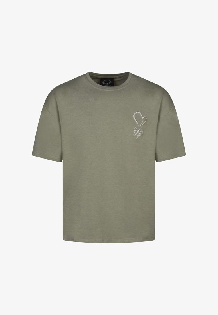 Camiseta de algodón verde oliva con cuello redondo, mangas cortas y un gráfico de un corazón blanco en el lado izquierdo del pecho. Textura suave, corte relajado.