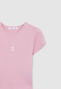 T-shirt rosa a maniche corte realizzato in morbido cotone, con un piccolo orsacchiotto ricamato sul petto, collo rotondo e design classico.