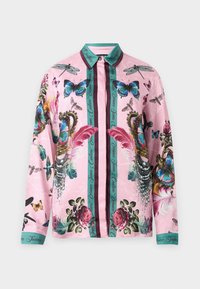 Roze blouse met lange mouwen en knopen, voorzien van een teal kraag en manchetten, versierd met kleurrijke vlinders, libellen, rozen, veren, parels en teal verticale strepen.