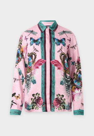 Camisa rosa de manga longa com botões, com colarinho e punhos em teal, adornada com borboletas coloridas, libélulas, rosas, penas, pérolas e riscas verticais em teal.
