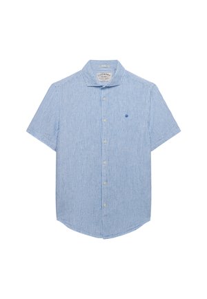 Camicia azzurra chiaro a maniche corte con bottoni, con sottili righe verticali bianche e un piccolo logo ricamato blu scuro sul petto.
