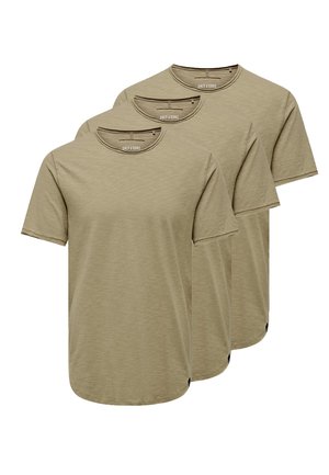Drei beige T-Shirts mit Rundhalsausschnitt und kurzen Ärmeln, jeweils mit einem kleinen Logoanhänger am Saum, auf weißem Hintergrund übereinandergelegt dargestellt.