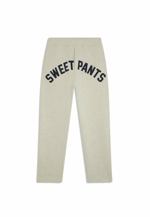 Pantalons de survêtement gris avec "SWEET PANTS" imprimé en bleu marine au dos, taille élastique et texture douce.