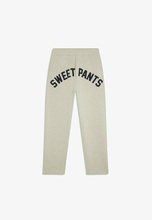 Pantalons de survêtement gris avec "SWEET PANTS" imprimé en bleu marine au dos, taille élastique et texture douce.